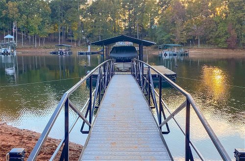 Foto 7 - Chic House w/ Private Dock on Lake Hartwell