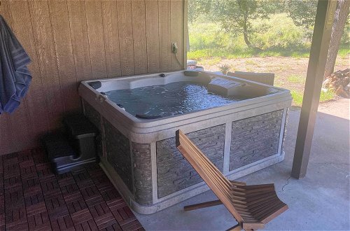 Foto 13 - Peaceful Strawberry Cabin: Fire Pit & Hot Tub