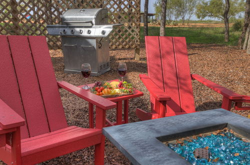 Photo 27 - Willie the Modern Tiny Home W/hot-tub & Firetable