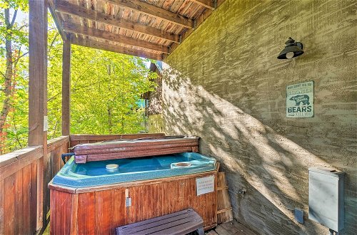 Photo 17 - Smoky Mountain Cabin w/ Hot Tub Near Pigeon Forge