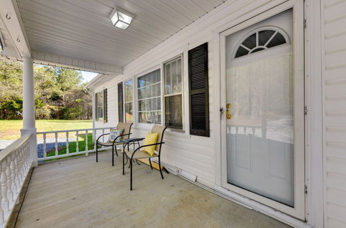 Foto 17 - Rock Hill Cottage w/ Spacious Yard & Fire Pit