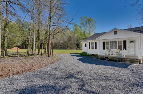 Foto 7 - Rock Hill Cottage w/ Spacious Yard & Fire Pit