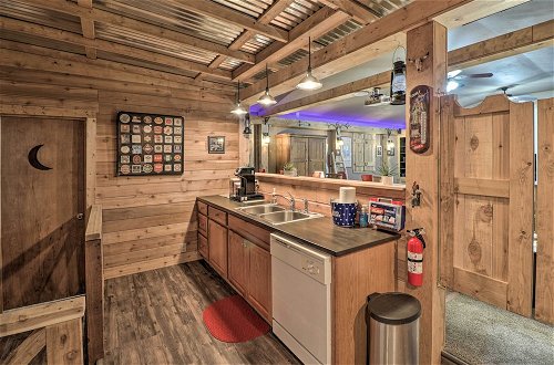 Foto 11 - Rustic Sims City Studio Cabin w/ Home Theater