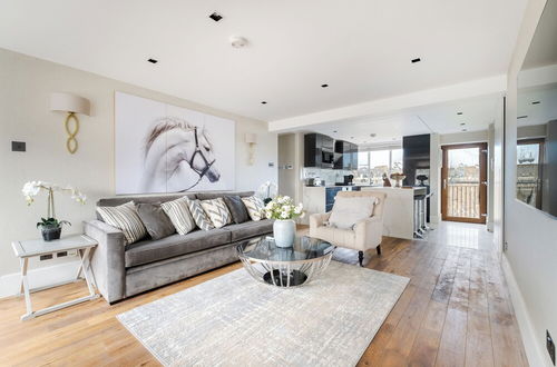 Photo 19 - Luxury 3 Bedrooms Flat in Central London