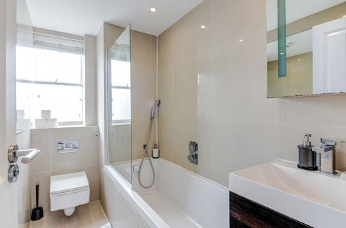 Photo 8 - Luxury 3 Bedrooms Flat in Central London