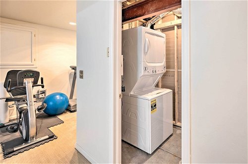 Foto 6 - Luxe Garden-level Apartment w/ Sauna & Gym
