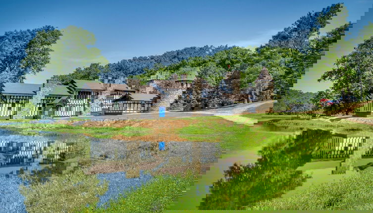 Foto 1 - Missouri Castle w/ Private Lake, Pool & 100 Acres