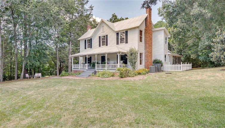 Foto 1 - Historic & Charming Pittsboro Home w/ Fireplaces