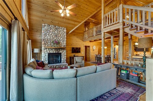 Foto 7 - Spacious Nebo Cabin w/ Game Room & Hot Tub
