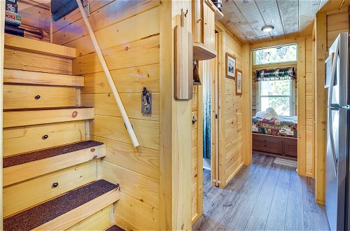 Foto 23 - Mill Spring Log Cabin w/ Decks & Hot Tub
