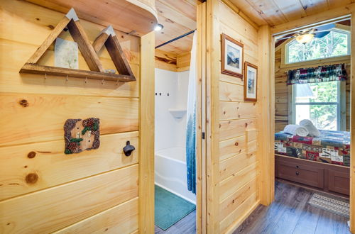 Foto 9 - Mill Spring Log Cabin w/ Decks & Hot Tub