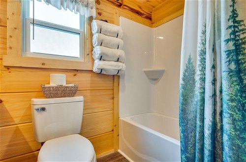 Foto 11 - Mill Spring Log Cabin w/ Decks & Hot Tub