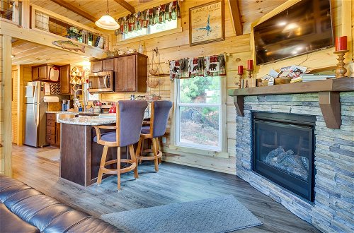 Foto 17 - Mill Spring Log Cabin w/ Decks & Hot Tub