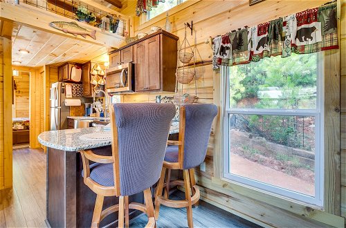 Foto 19 - Mill Spring Log Cabin w/ Decks & Hot Tub