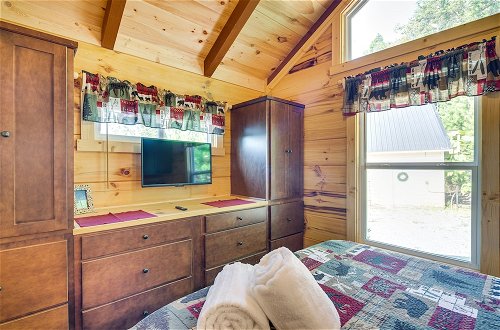 Foto 7 - Mill Spring Log Cabin w/ Decks & Hot Tub