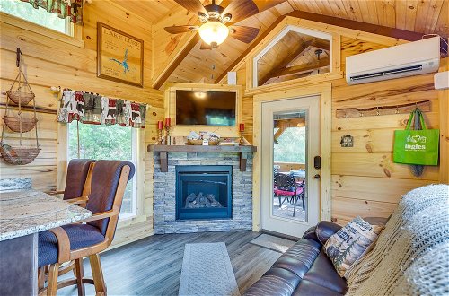 Foto 12 - Mill Spring Log Cabin w/ Decks & Hot Tub