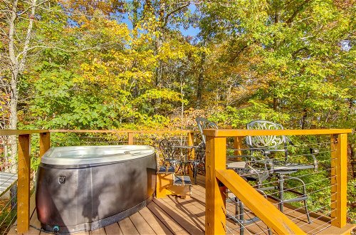 Foto 25 - Mill Spring Log Cabin w/ Decks & Hot Tub