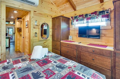 Foto 18 - Mill Spring Log Cabin w/ Decks & Hot Tub