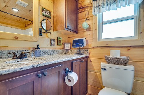 Foto 21 - Mill Spring Log Cabin w/ Decks & Hot Tub