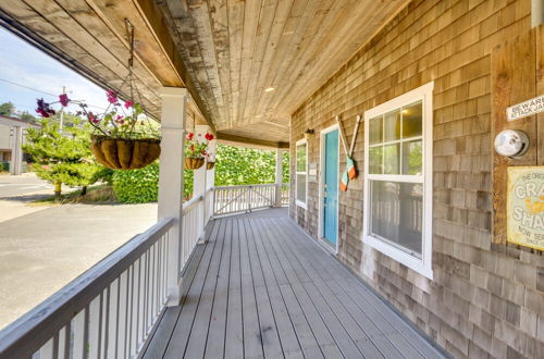 Foto 12 - Coastal Lincoln City Home w/ Spacious Deck