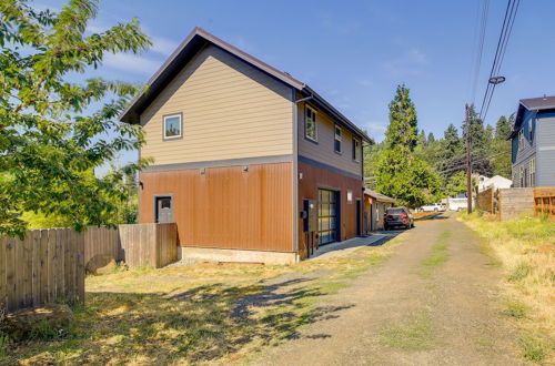 Photo 5 - Modern White Salmon Apartment, Steps From Town