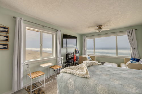 Photo 16 - Prime Coastal Retreat on Lincoln City Beach