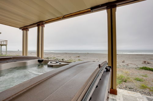 Photo 5 - Pet-free Oceanfront Home w/ Hot Tub & Beach Access