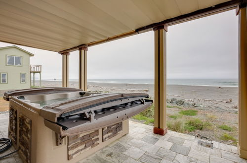 Photo 11 - Pet-free Oceanfront Home w/ Hot Tub & Beach Access