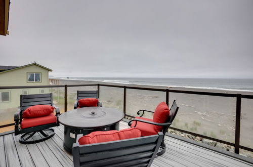 Foto 15 - Pet-free Oceanfront Home w/ Hot Tub & Beach Access