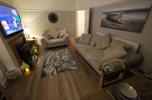 Foto 12 - Inviting 2-bed Apartment in Rhos-on-sea Sleeps 6