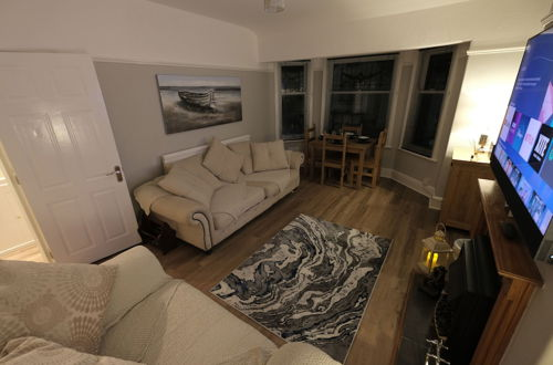 Foto 13 - Inviting 2-bed Apartment in Rhos-on-sea Sleeps 6