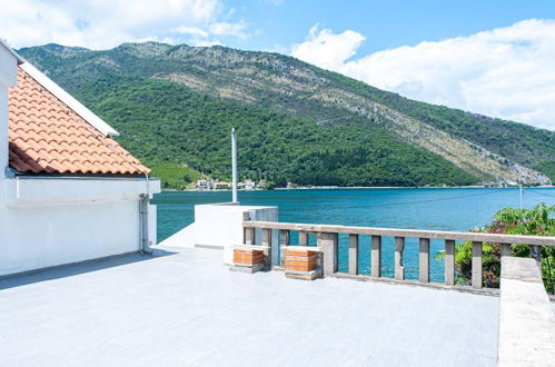 Foto 3 - Stone Flat w Terrace and Sea View in Tivat
