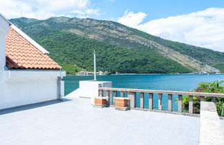 Foto 3 - Stone Flat w Terrace and Sea View in Tivat