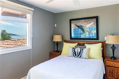 Foto 15 - Luxury Ocean-view Flamingo Home Sleeps 10 - Walk to Beach