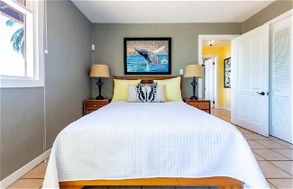 Foto 3 - Luxury Ocean-view Flamingo Home Sleeps 10 - Walk to Beach