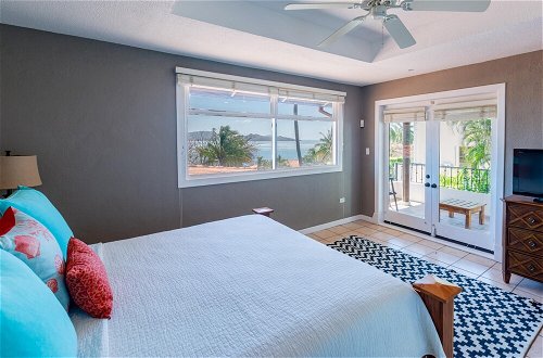 Foto 12 - Luxury Ocean-view Flamingo Home Sleeps 10 - Walk to Beach