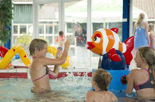 Photo 16 - Beautiful Chalet in a Holiday Park by a Pond