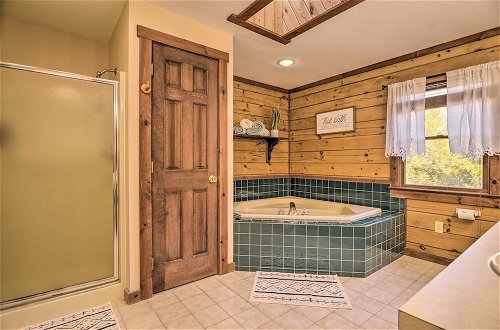Foto 43 - Beautiful Mount Joy Cabin w/ Pool + Sauna