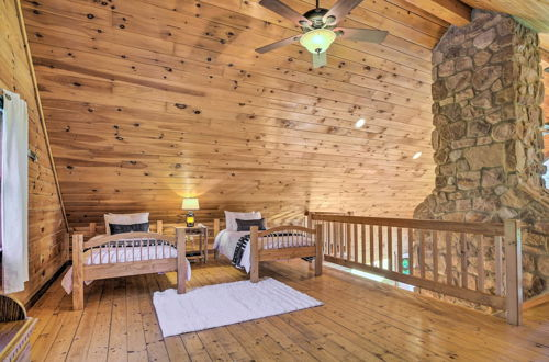 Foto 38 - Beautiful Mount Joy Cabin w/ Pool + Sauna
