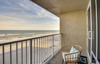 Photo 3 - Top-floor Beach Condo With 2 Oceanfront Balconies