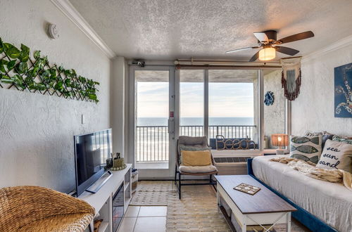 Photo 15 - Top-floor Beach Condo With 2 Oceanfront Balconies