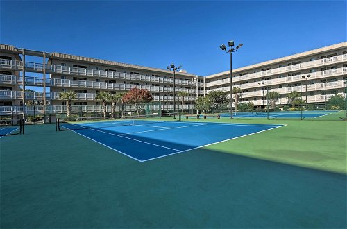 Foto 3 - Resort Condo w/ 3 Pools & Tennis, Walk to Beach