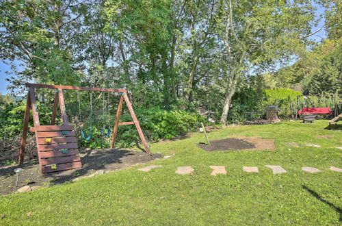 Foto 10 - Waterbury Home: Playground & Porch Swing