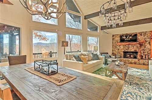 Foto 32 - Rustic-chic Sapphire Home w/ Wraparound Decks