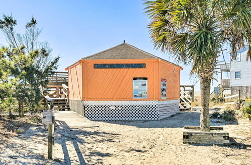 Foto 2 - Oak Island Home w/ Pool: Walk to Long Beach