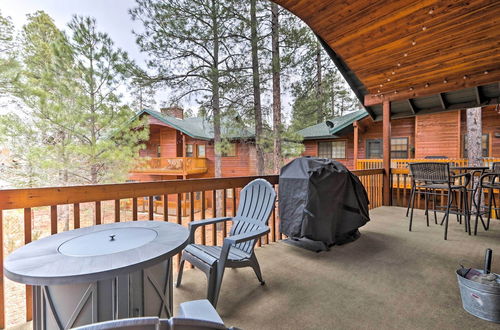 Foto 13 - Pinetop Escape: Charming Mountain Condo w/ Balcony