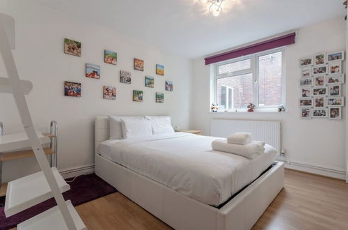 Photo 1 - Stylish 1 Bedroom Apartment Near Clapham Junction