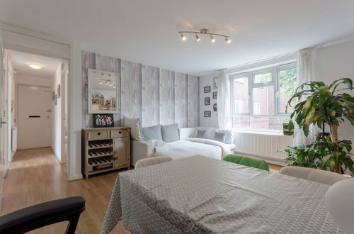 Photo 4 - Stylish 1 Bedroom Apartment Near Clapham Junction