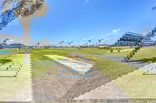 Foto 13 - 'sea-king Sol' Ocean-view Condo in Port Aransas