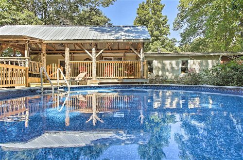 Foto 22 - Rustic & Secluded Retreat w/ Deck on 2 Acres